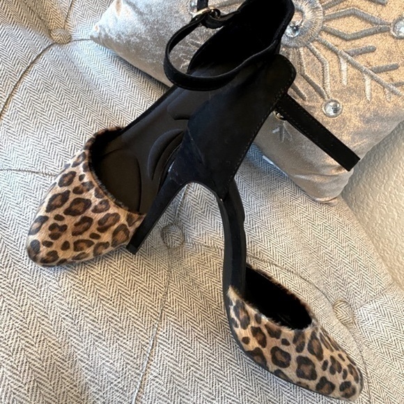 Like new🖤🖤Animal Print Heels Memory Foam Sole - Picture 3 of 11